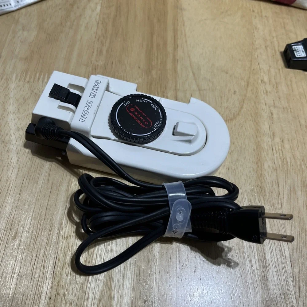 Sanyo Tourist A200N White 120V 240V Dual Voltage Compact Travel Mini‎ Iron